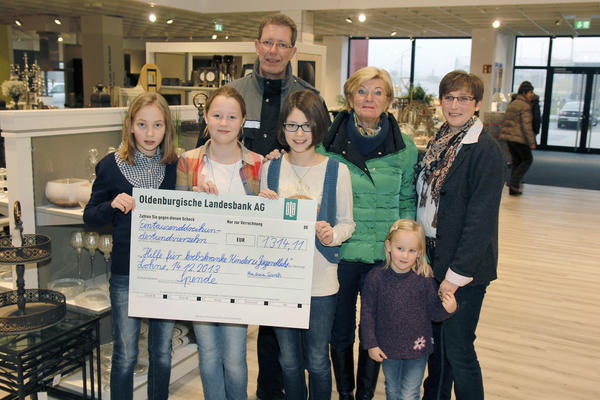 Symbolische Scheckübergabe im Möbelhaus Kohake Image 1