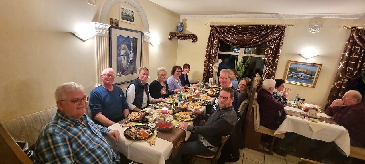 physioMed Fitness-Gruppe beim Weihnachtsessen bei Jannis Image 1